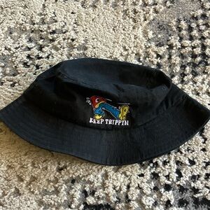 No Hours “Keep Trippin” bucket hat
SZ one size fits most